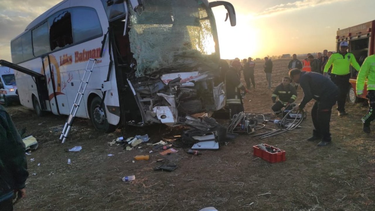 Konya Kadınhanı'nda Yolcu Otobüsü Traktöre Çarptı, 8 Kişi Yaralandı