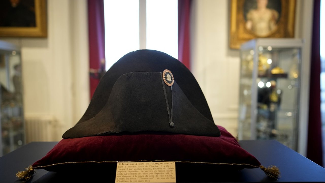 Para para diyen Napolyon'un şapkası müzayedede rekor kırdı