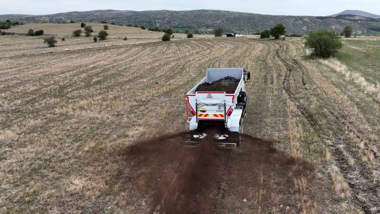 Selçuklu Belediyesi'nden Çiftçilere Büyük Kolaylık: "Kamyon Üzeri Gübre Dağıtım Makinesi"