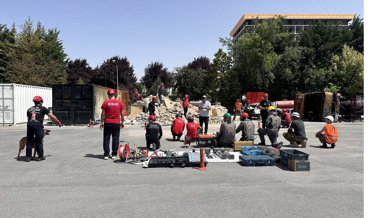 Depremden Etkilenen Baba ve Oğul, Hayat Kurtarmak İçin Kolları Sıvadı