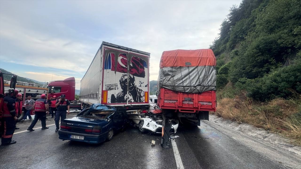 Sakarya'nın Geyve İlçesinde Zincirleme Trafik Kazası: 1 Ölü, 6 Yaralı