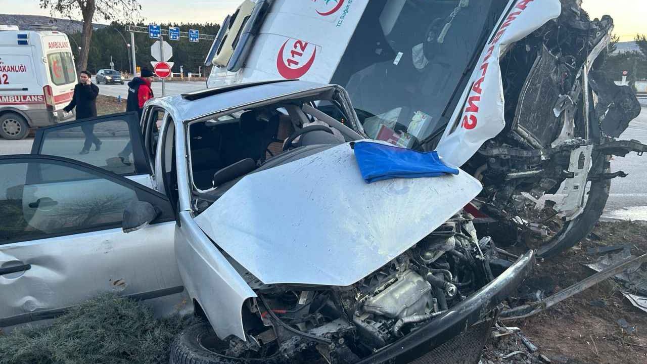 Samsun'da Otomobil ve Özel Hastane Ambulansı Çarpıştı: 2'si Sağlıkçı 3 Kişi Yaralandı