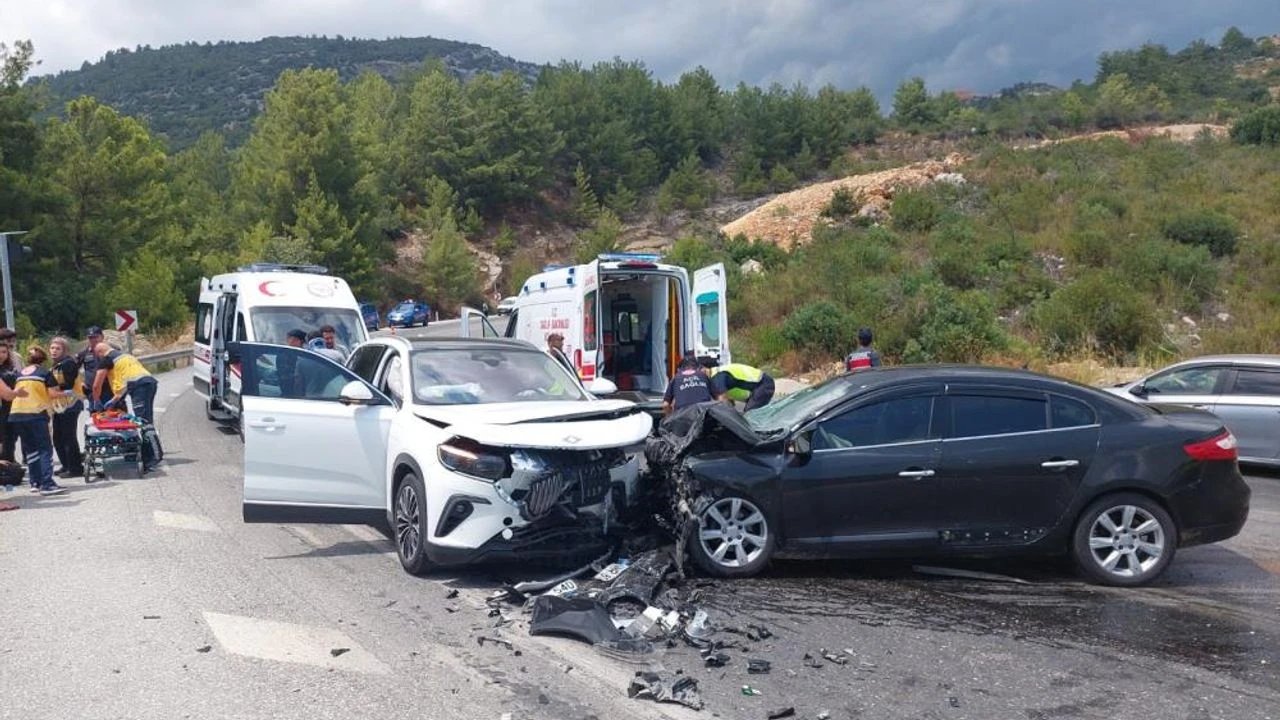 Antalya'da Trafik Kazası: 7 Yaralı