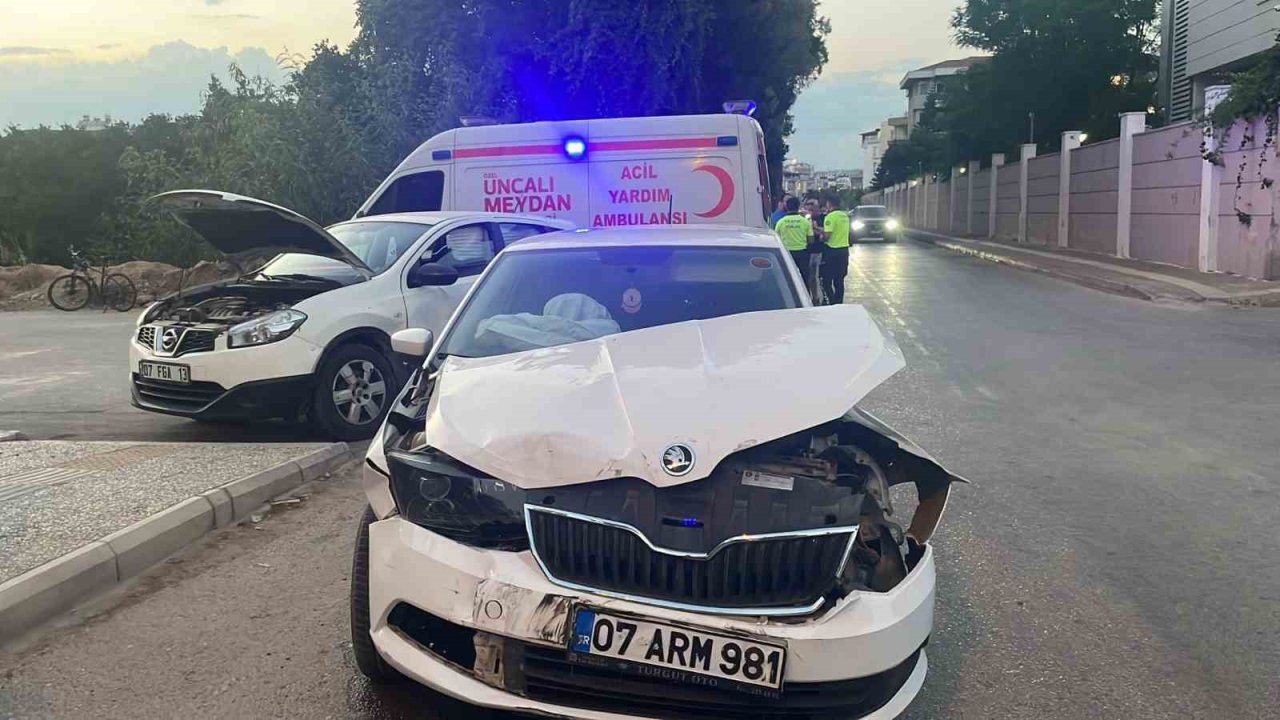 Antalya'da Trafik Kazası: İki Otomobil Kafa Kafaya Çarpıştı