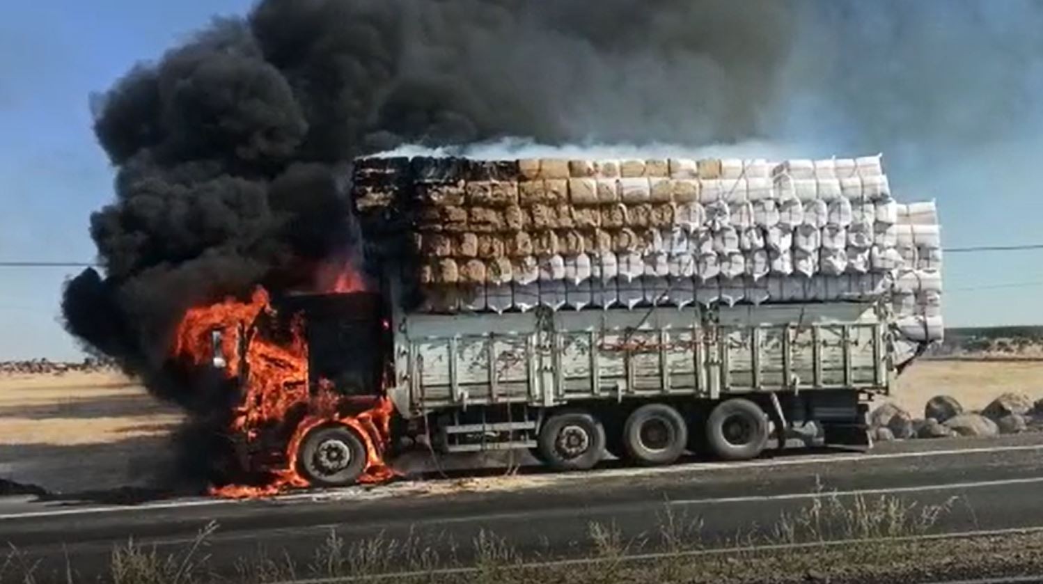 Karaman'da Saman Yüklü Tır Seyir Halindeyken Alev Aldı