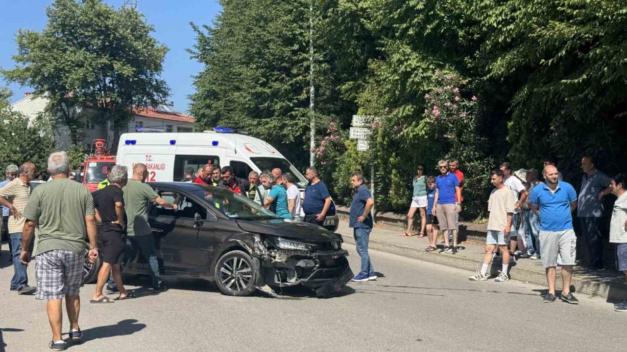 Zonguldak'ta Trafik Kazası: Otomobil, Ambulansa Çarptı ve Takla Attı, Biri Çocuk İki Kişi Yaralandı