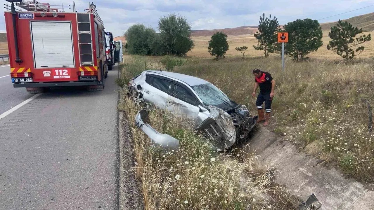 Otomobil Su Kanalına Düştü: 3 Yaralı