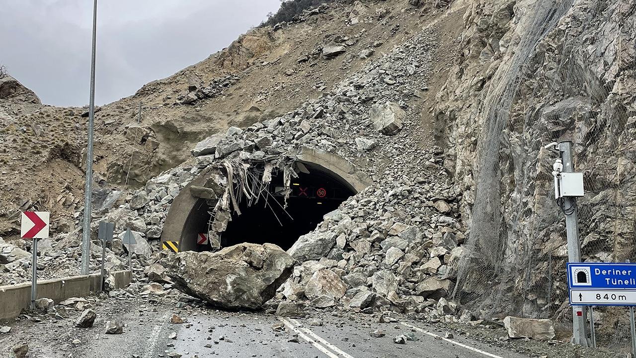 Artvin-Erzurum Karayolunda Heyelan: Yol Trafiğe Kapatıldı