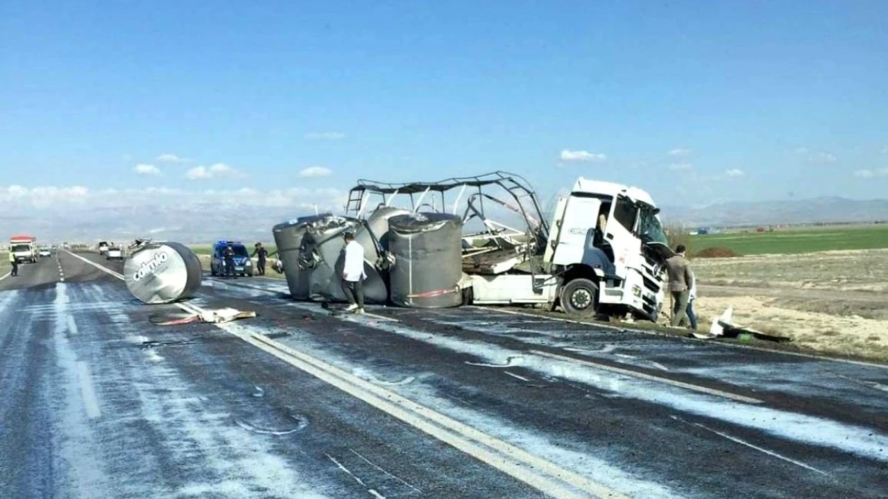 Erzurum'da Süt Tankerinin Takla Atması Sonucu Yüzlerce Litre Süt Yola Döküldü