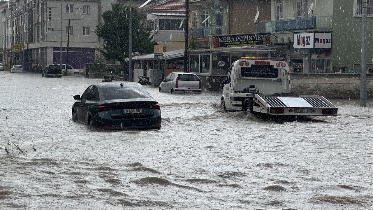 Karaman'da Etkili Olan Sağanak Yağış Sele Neden Oldu: 2 Kişi Ölümden Döndü