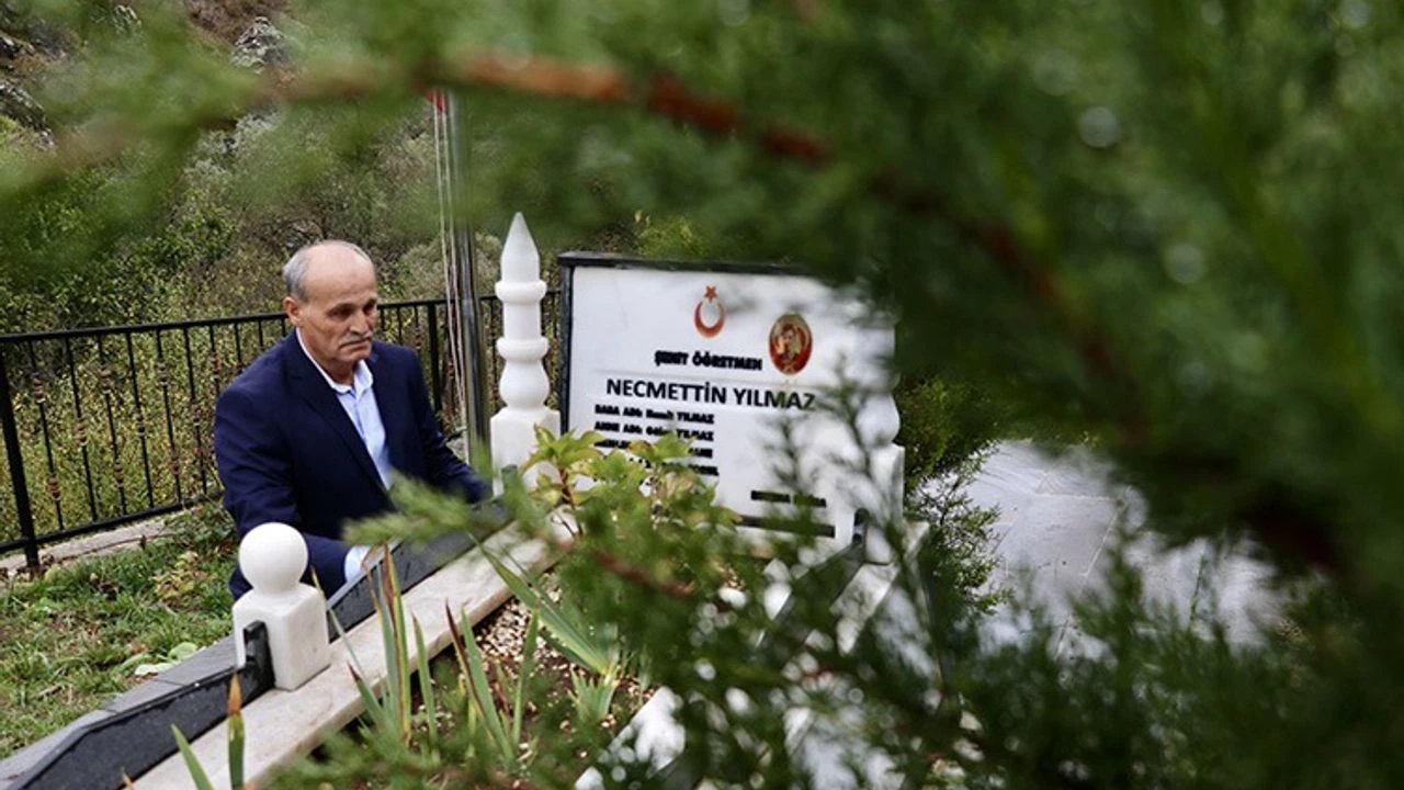 PKK'nin Katlettiği Şehit Öğretmen Necmettin Yılmaz 7. Yılında Özlemle Anılıyor