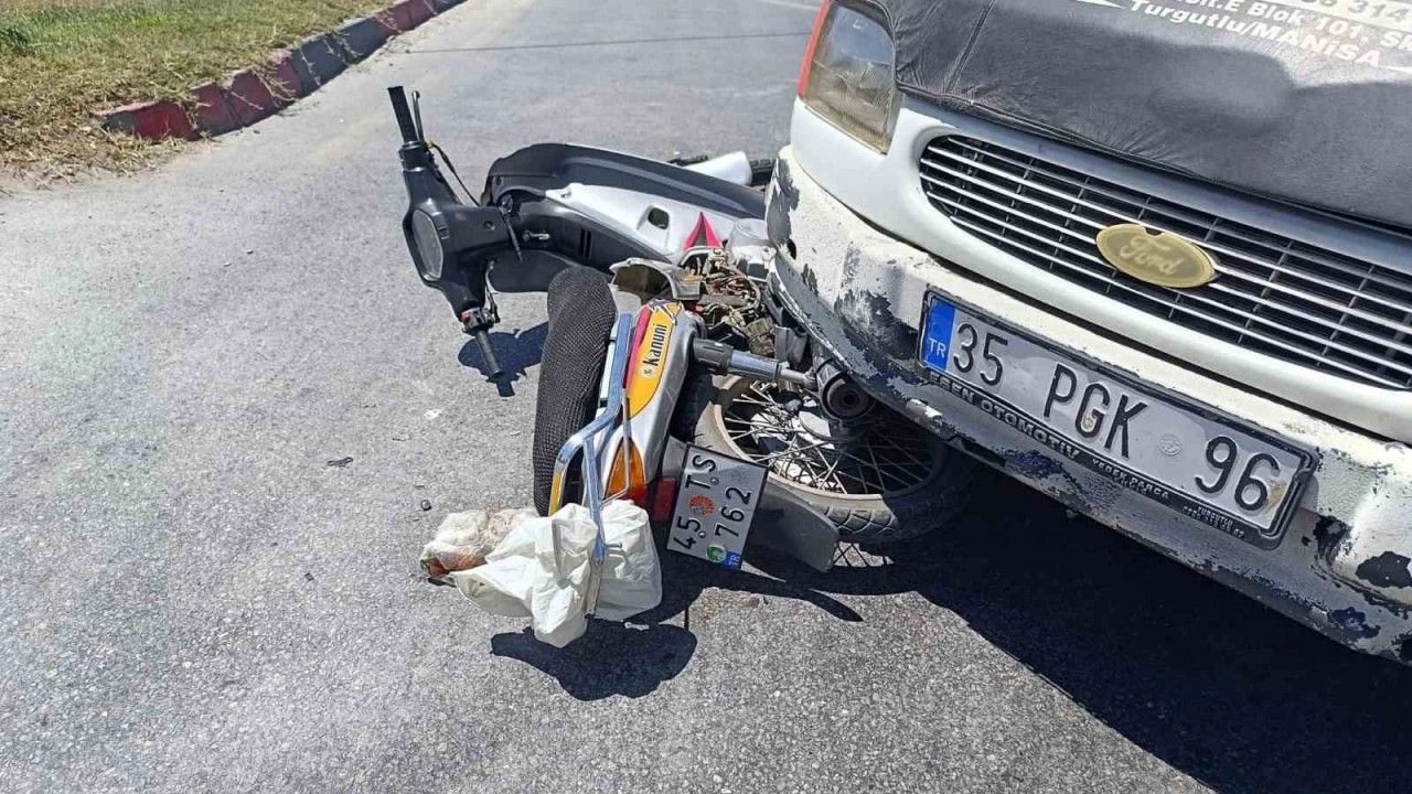 Manisa'nın Turgutlu İlçesinde Kamyonet ile Motosiklet Çarpıştı: 1 Yaralı