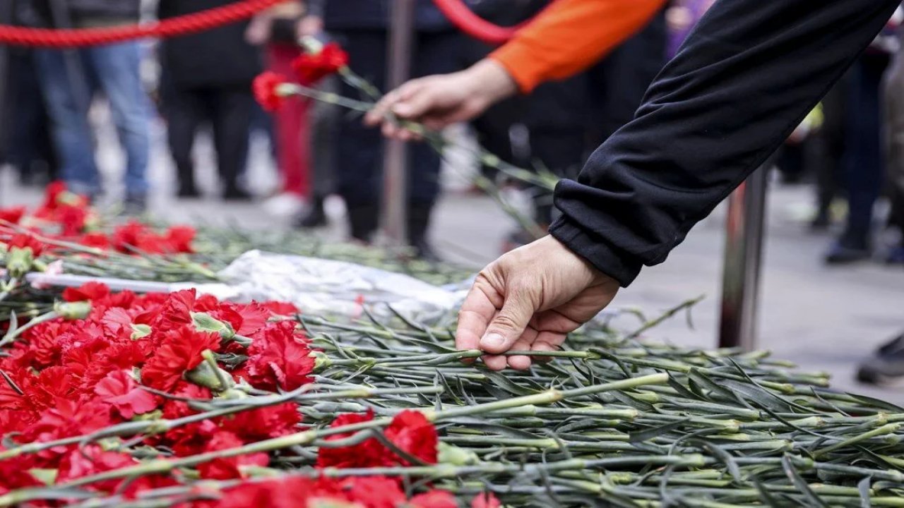 15 Temmuz'da Şehitler Darbe Girişimi Sırasında Bombalanan Alalara Karanfil Bırakarak Anıldı