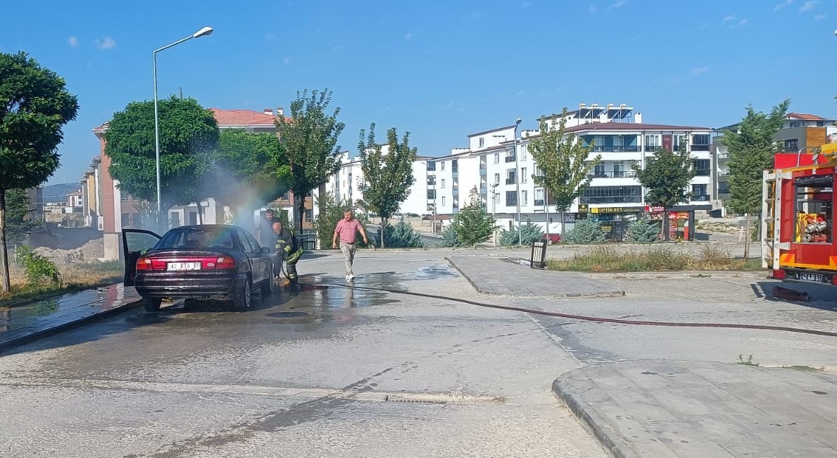 Beyşehir'de Devlet Hastanesi Bahçesinde Park Halindeki Otomobilde Yangın Çıktı