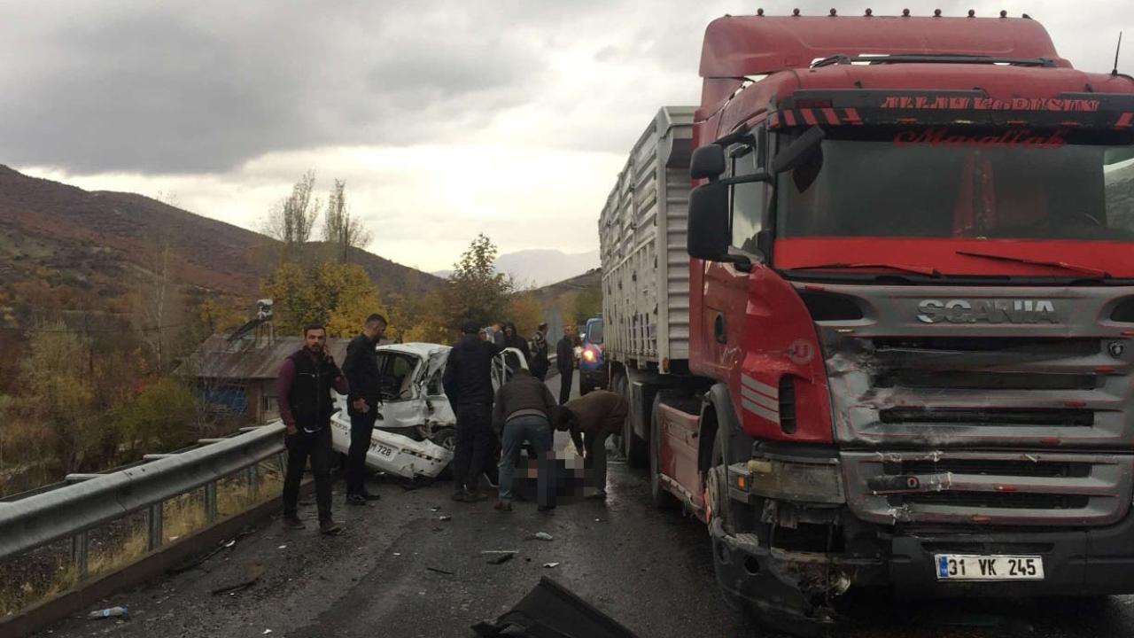 Elazığ'da Trafik Kazası: Otomobil ile Tır Çarpıştı, 1 Kişi Yaralandı