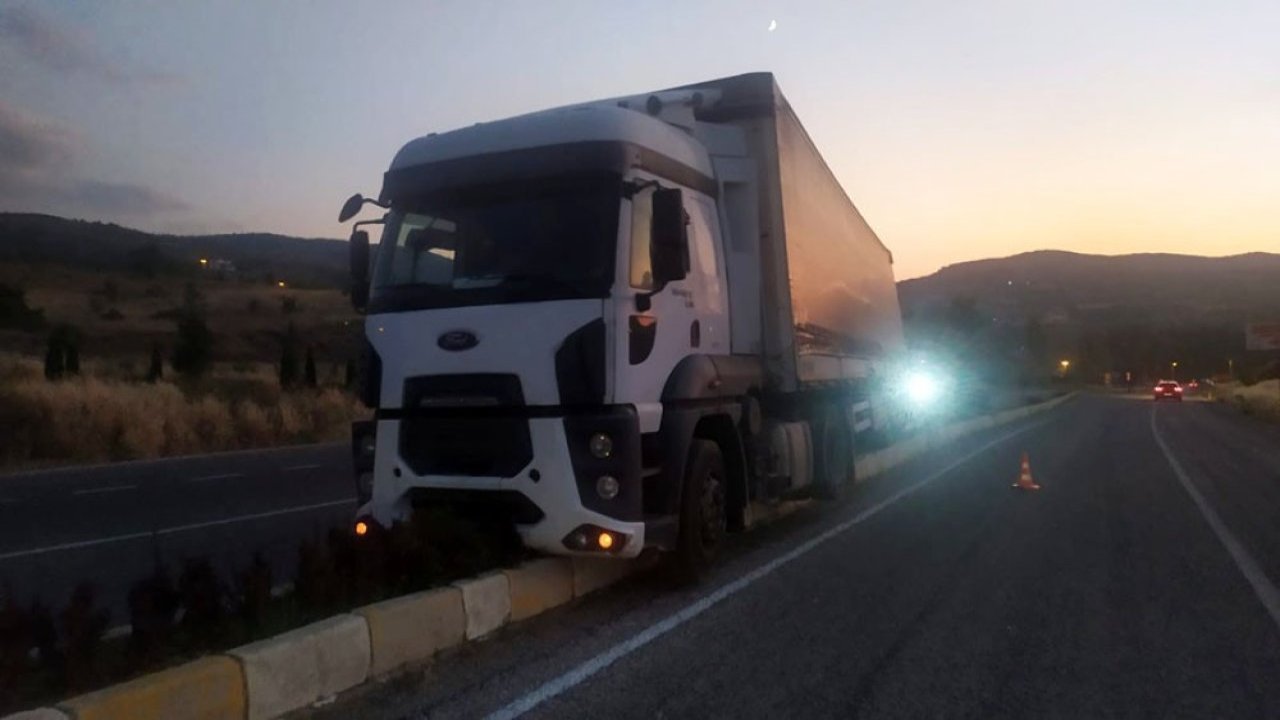 Konya'nın Bozkır İlçesinde Sürücüsü Rahatsızlanan Tır Refüje Çıktı