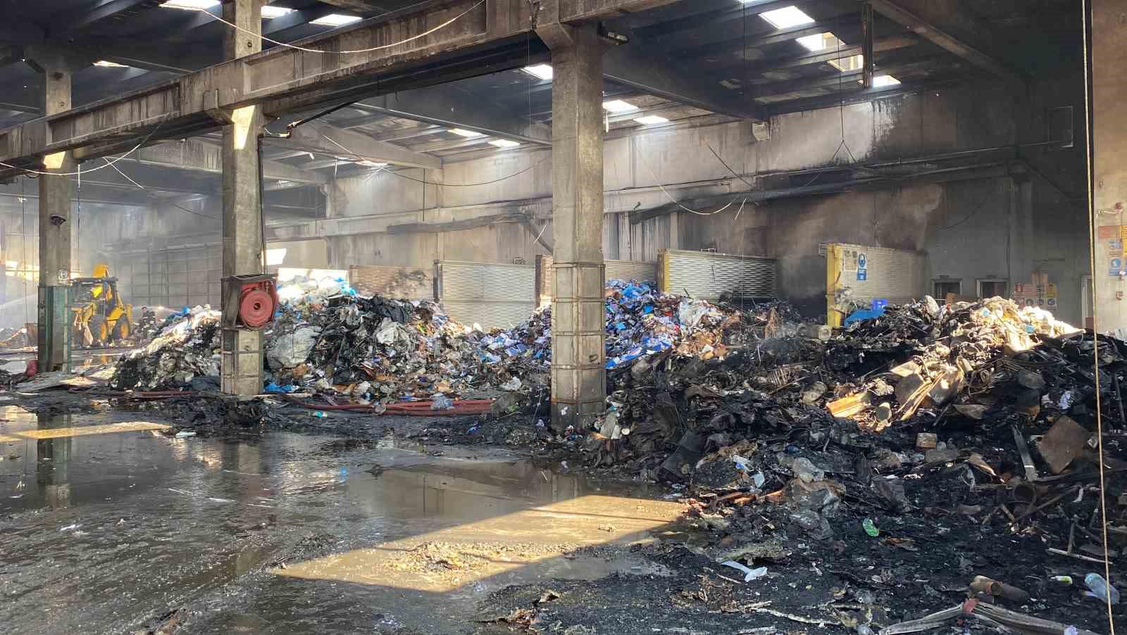 Konya'da Plastik Atık Dönüşüm Fabrikasında Çıkan Yangın Sonrası Soğutma ve Temizlik Çalışmaları Sürüyor