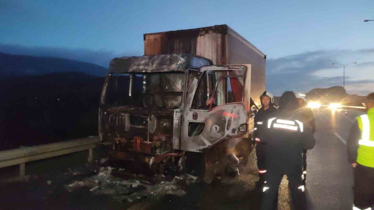 Altıntaş'ta Yol Çalışması Yapan Kamyon Yangında Kullanılamaz Hale Geldi