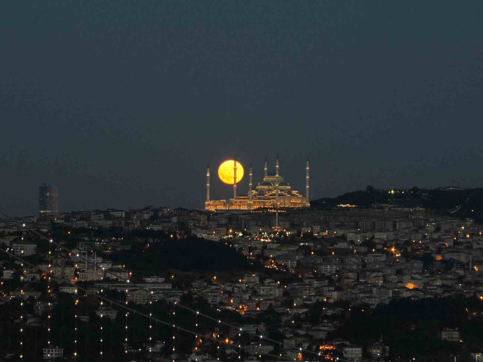 İstanbul'da Dolunayın Büyüleyici Görsel Şöleni: 15 Temmuz Şehitler Köprüsü ve Çamlıca Camii'nin Eşsiz Manzarası