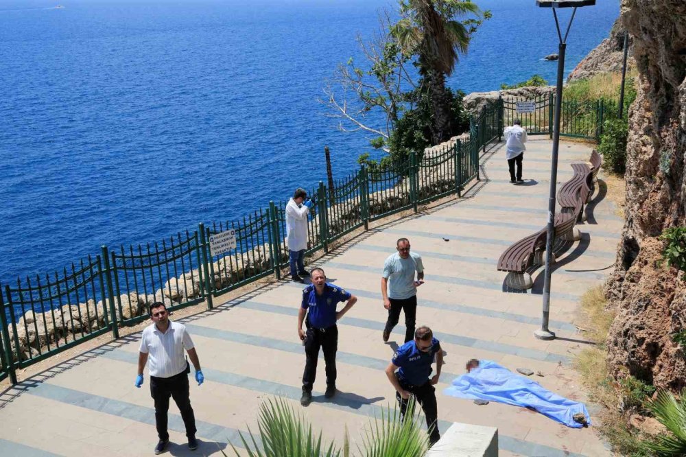 Antalya'da Şüpheli Cinayet: Kavga Eden Şahsın Cansız Bedeni Bulundu