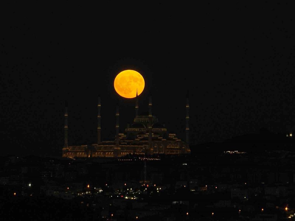 İstanbul'da Dolunayın Büyüleyici Görsel Şöleni: 15 Temmuz Şehitler Köprüsü ve Çamlıca Camii'nin Eşsiz Manzarası