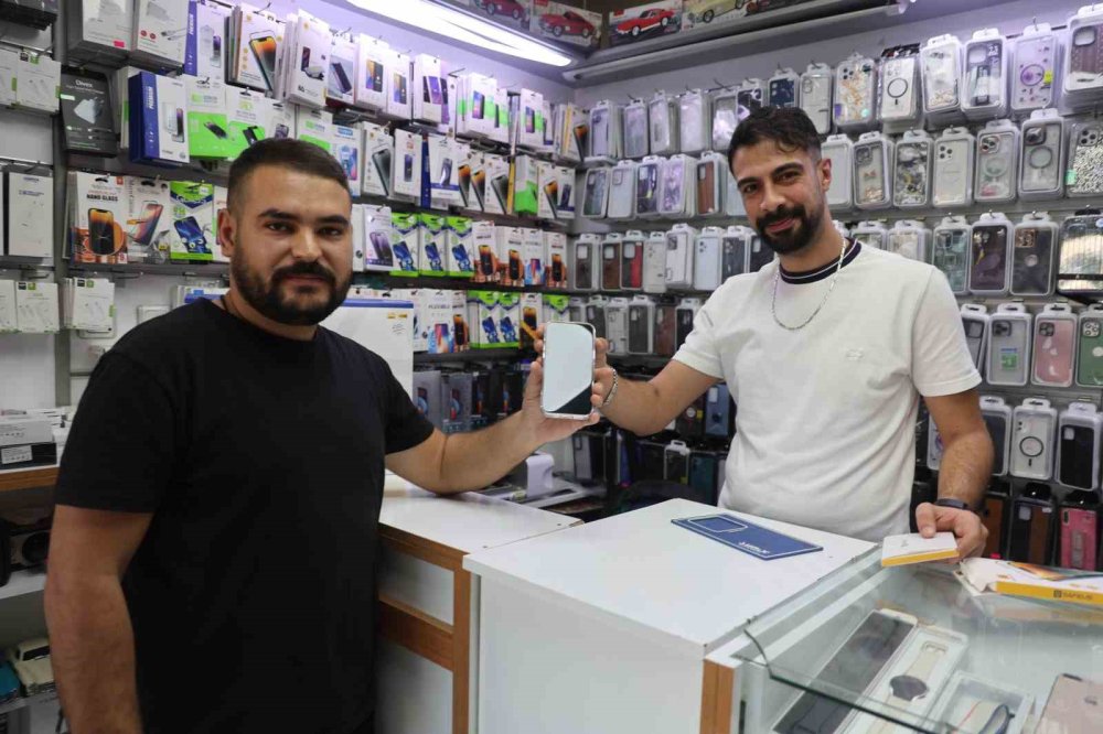 Telefon İçin Araba Veren Gençlerin Takası Sosyal Medyada İlgi Çekti